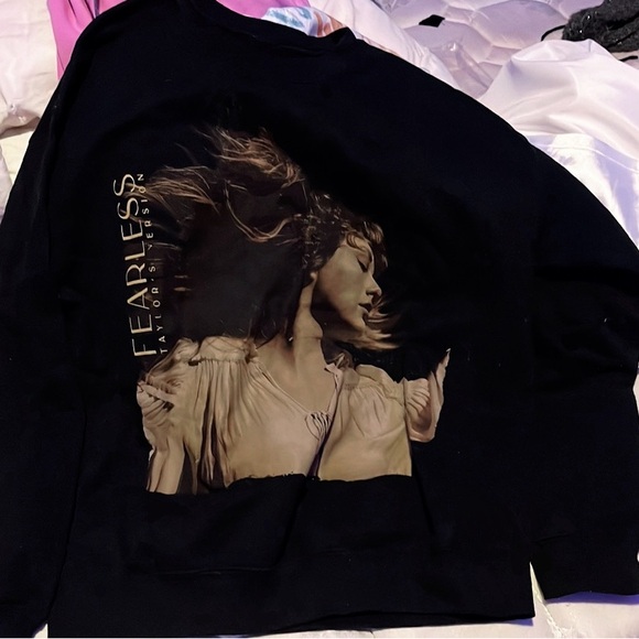 Taylor Swift Official Fearless Taylor’s Version Black Crewneck - Picture 2 of 2